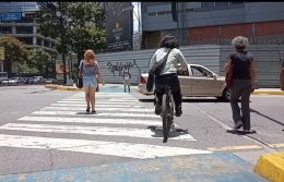 Es común observar a los peatones correr de un extremo a otro , esquivando cualquier tipo de vehículo